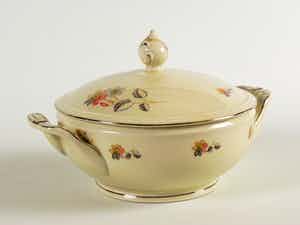 Niet of onleesbaar gesigneerd - Bavaria schaal met deksel verkocht voor € 1!