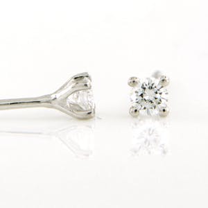 18K Goud - witgouden solitair oorknoppen bezet met briljant geslepen diamant kopen? Bied vanaf 160!