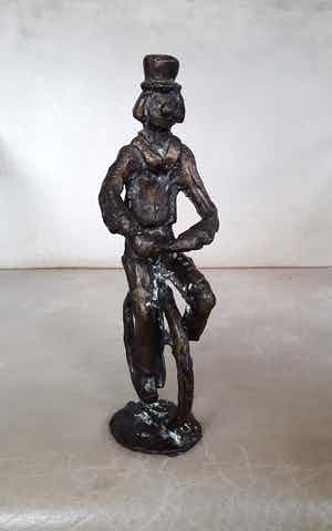 Siem Wardenaar - Bronzen beeld van een clown op eenwieler. verkocht voor € 45!
