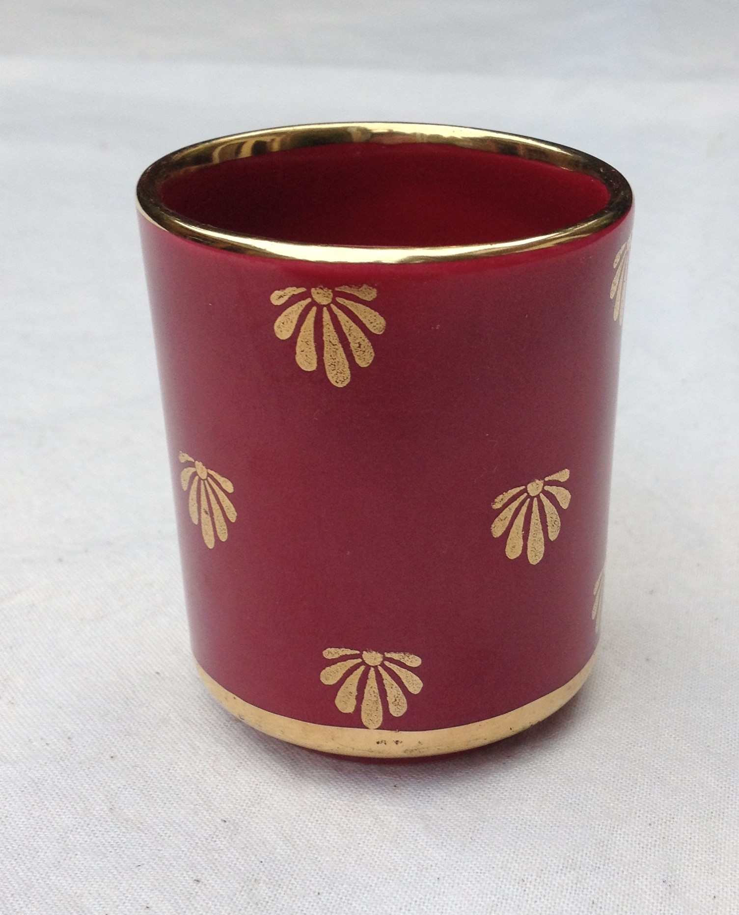 Upsala-Ekeby - Sigarettenbeker decor Rubin ontwerp Arthur Percy kopen? Bied vanaf 8!