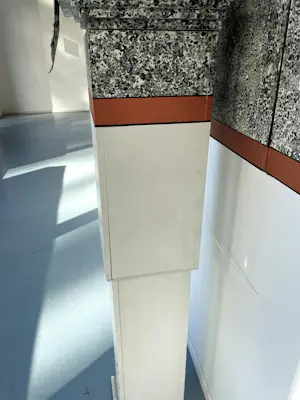 Michel Kourline - Tweedelig kunstobject in gemengde techniek, La femme à la cravate (Groot) kopen? Bied vanaf 450!