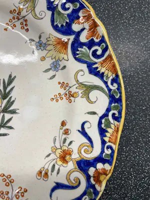 Faience de Rouen - Handgeschilderd bord met wapenschild - bonsecours kopen? Bied vanaf 39!