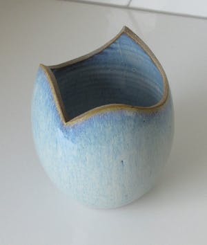 Ed Meissenberg - Opengezaagd keramisch vaasje met blauw-lila stroomglazuur kopen? Bied vanaf 30!