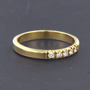 18K Goud - rijring bezet met briljant geslepen diamant totaal circa 0.15 ct, ringmaat 18 kopen? Bied vanaf 240!
