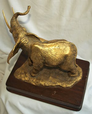 Anthony J. Jones - Bronzen beeld , The Golden Elephant – op houten voetstuk - 4922 gram kopen? Bied vanaf 225!