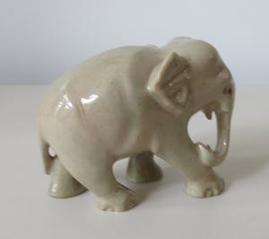 Niet of onleesbaar gesigneerd - Modernistisch aardewerken plastiek van een olifant kopen? Bied vanaf 1!