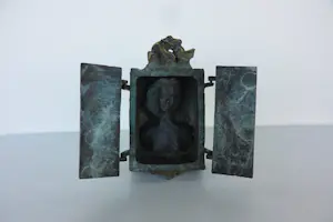 Mieke Oldenburg - Brons, Kastje met beweegbare deuren met vrouwfiguur kopen? Bied vanaf 200!