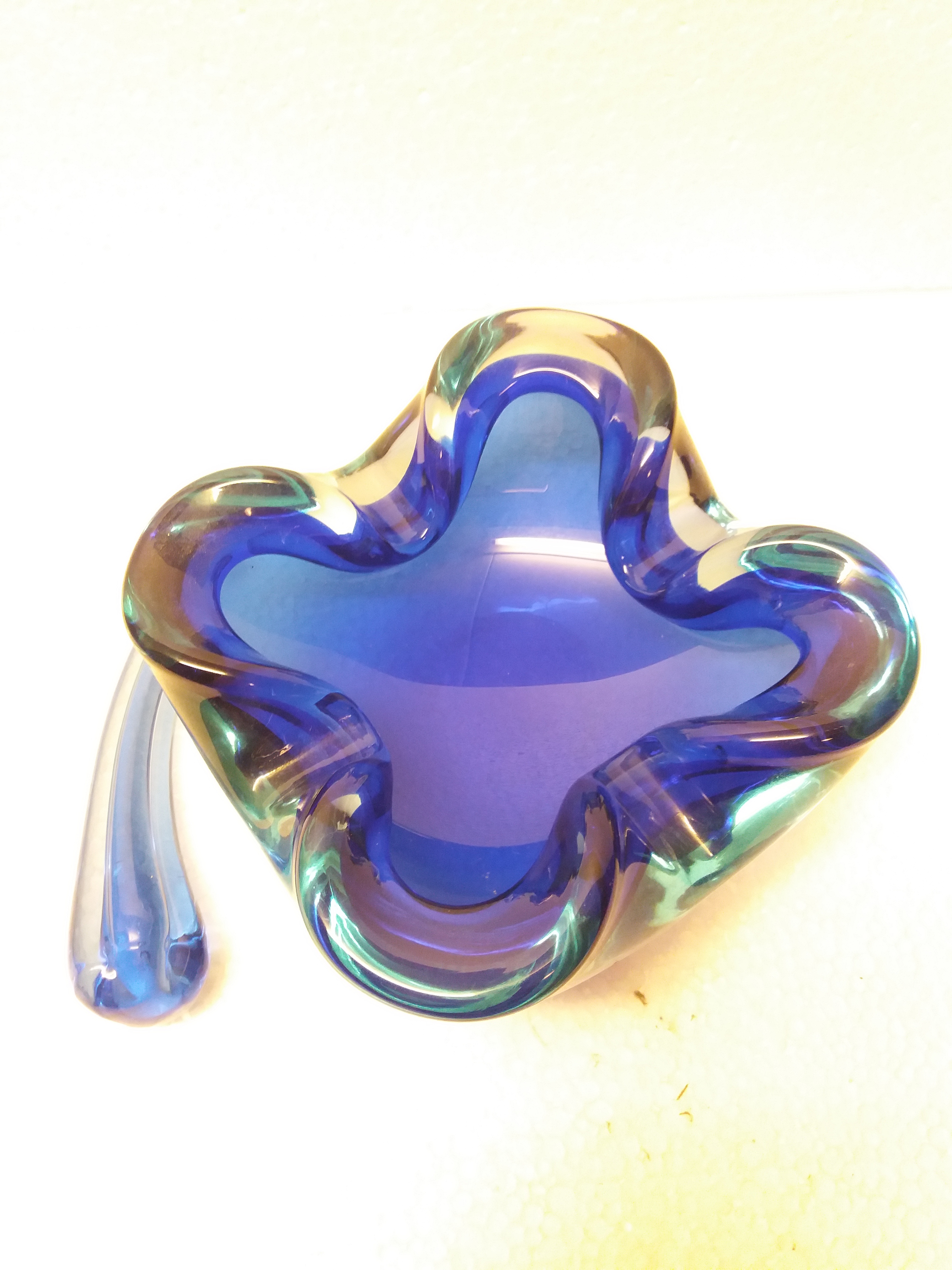 Niet of onleesbaar gesigneerd - onleesbaar signatuur Mooie glazen asbak met stamper kobalt blauw uit jaren '60 verkocht voor € 1!