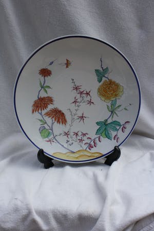 Niet of onleesbaar gesigneerd - Prachtige Orginele Porseleinen Kakimon Schotel Bloemen op Rots Partij en Insekt kopen? Bied vanaf 1!