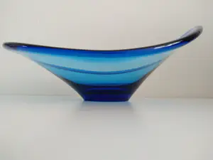Per Lutken - (1916-1998), asymmetrische glazen schaal, prachtige blauwe kleur kopen? Bied vanaf 59!