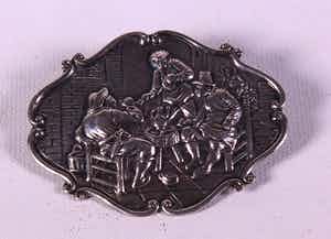 Zilveren broche met voorstelling in reliëf verkocht voor € 1!