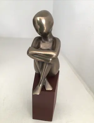 Janneke Ros - Beeld “ IN GEDACHTEN “. Gesigneerd kopen? Bied vanaf 1!