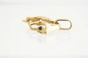 157-  Massief 18 krt geel-gouden Panter hanger - met diamant & saffier kopen? Bied vanaf 270!
