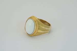 2508 - Geel-gouden ring met grote cabuchon geslepen witte steen - gekeurd kopen? Bied vanaf 560!