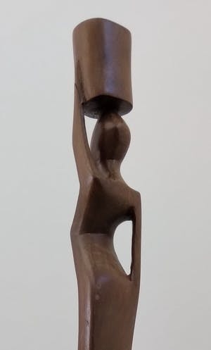 Niet of onleesbaar gesigneerd - groot houten beeld, slanke Afrikaanse dame met pot op het hoofd kopen? Bied vanaf 1!