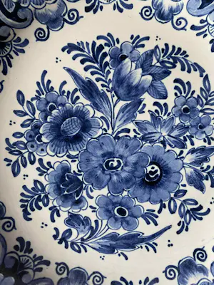 Potterie Oud Delft - set van een blauw -wit en een polychroom bord / schaal kopen? Bied vanaf 30!