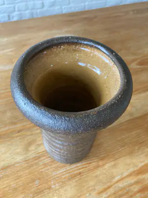 Vest Keramiek Gouda - Brutalistische vaas van aardewerk door Marius van Woerden, 1960 kopen? Bied vanaf 35!