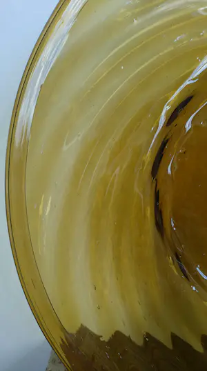 Niet of onleesbaar gesigneerd - Amber schaal met swirls en ingesloten luchtbellen kopen? Bied vanaf 1!