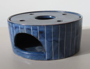 Niet of onleesbaar gesigneerd - Blauw wit lineair gestreept aardewerken theelicht kopen? Bied vanaf 1!
