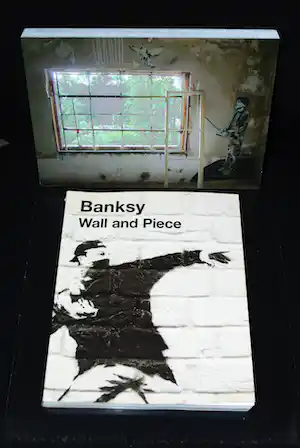 Banksy - Wall and Piece +|+ kunstwerk 'Control Everything' verkauft für € 85!