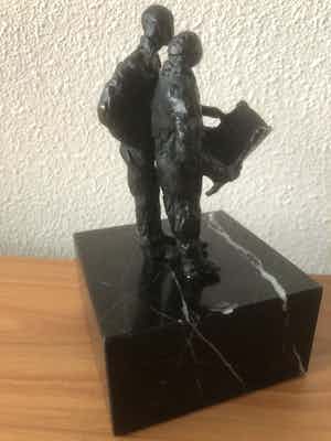 Brons (Onbekend) - Prachtig beeldje van 2 mensen die de krant lezen op marmeren sokkel. verkocht voor € 35!