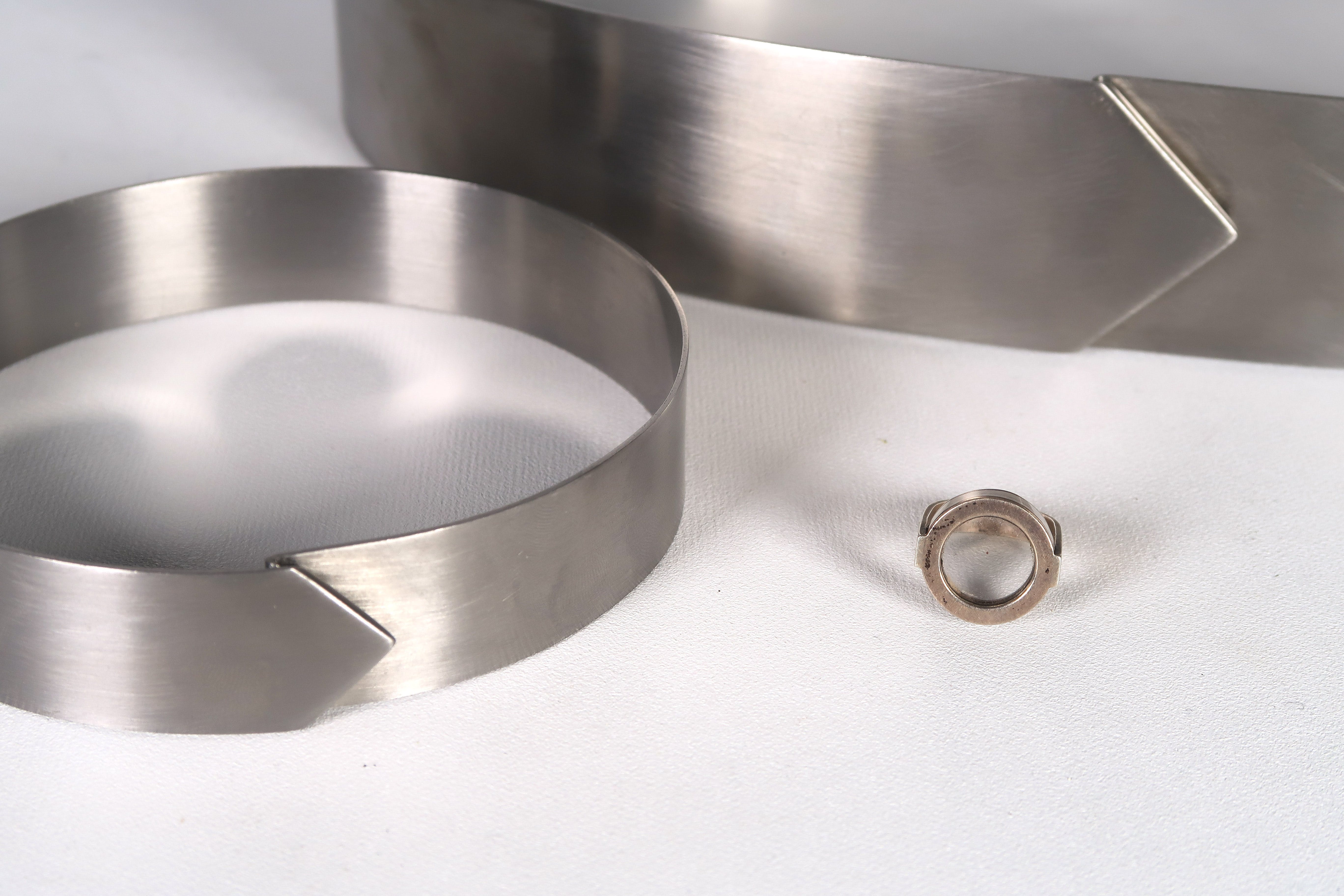 Niet of onleesbaar gesigneerd - Set bestaande uit een ring, ceintuur en halssieraad verkocht voor € 1!