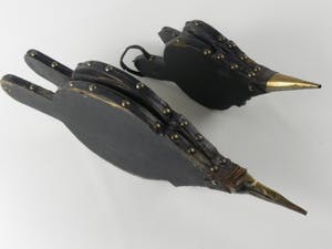 Curiosa - 2 houten met zwart leer overtrokken blaasbalgen met koperen afwerkingen kopen? Bied vanaf 1!