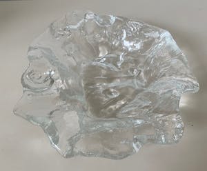 Jolanda Prinsen - Zware glazen schaal met een decor van schelpen en kokkels kopen? Bied vanaf 50!