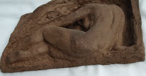 Klaas Pijlman - Chamotte / Aardewerk – Liggend naakt – ca 1979 kopen? Bied vanaf 35!