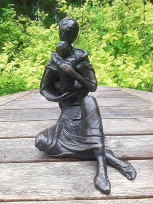 Inka Klinckhard - "Moeder zittend met kind in haar armen". kopen? Bied vanaf 150!