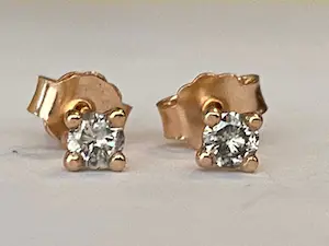 Acheter18 kt rosegouden oorstekers met diamanten ca 0,23 crt? Enchérissez de 160!