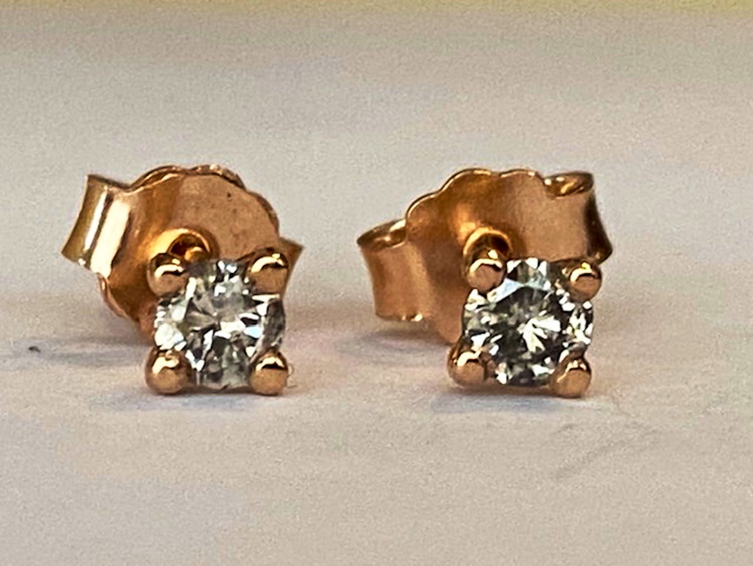 18 kt rosegouden oorstekers met diamanten ca 0,23 crt kopen? Bied vanaf 160!