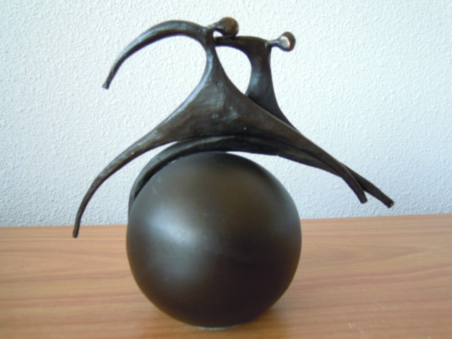 Corry Ammerlaan - Prachtig beeldje 2 mensen op [ wereld ] bol. kopen? Bied vanaf 35!