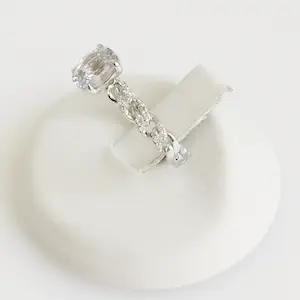 Acheter0,90 ct saffier- en diamanten ring? Enchérissez de 450!