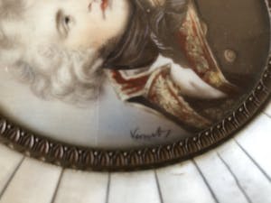 Niet of onleesbaar gesigneerd - 2 Miniatuur schilderijtjes / portretjes ivoor / schildpad - voor 1947 kopen? Bied vanaf 1!