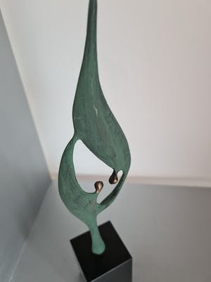 Corry Ammerlaan - Artihove Beeld " Elkaar op handen dragen " Groot formaat! kopen? Bied vanaf 75!