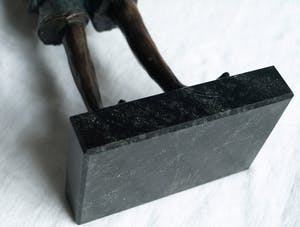 Niet of onleesbaar gesigneerd - Beeld op voet, ‘Jongen met rugzak’ – hoogte 33,5 cm kopen? Bied vanaf 1!