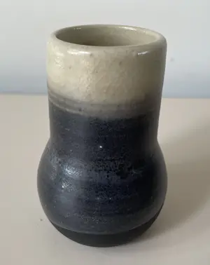 Mobach Keramiek - Schoorsteenvaasje ontwerp Joke Stroes kopen? Bied vanaf 28!