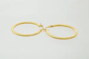 6 - Elegant paar (zo goed als nieuwe) geel-gouden & geruwde 18 Krt oorclips kopen? Bied vanaf 80!