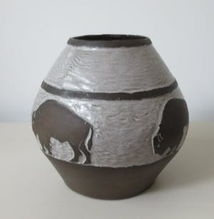 Dries Vermeulen - Grote zeer zeldzame vaas met sgraffito decor van Bizons kopen? Bied vanaf 1!