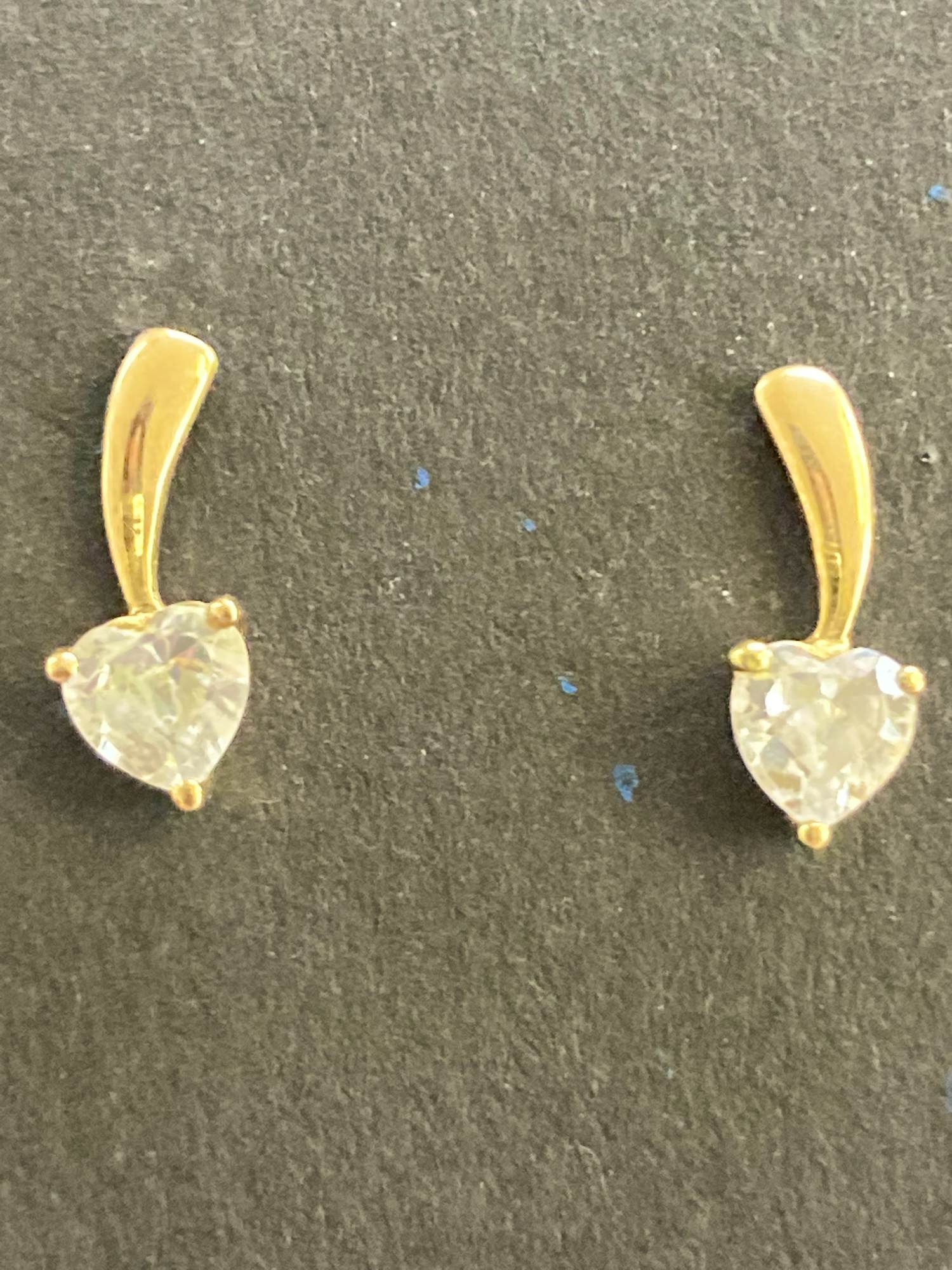 18 karaats geelgouden oorknoppen met een hartvormig geslepen zirkonia verkocht voor € 50!