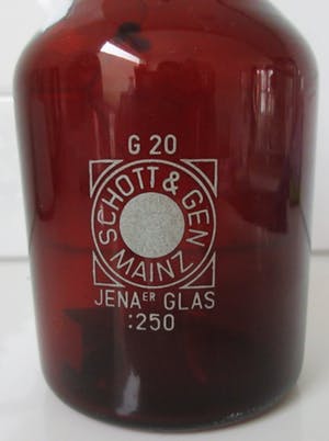 Niet of onleesbaar gesigneerd - Schott & Gen Jenaer Glas Mainz - Bruine glazen apothekerspot 250. kopen? Bied vanaf 1!