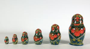 Niet of onleesbaar gesigneerd - Aardewerk en hout, Lot van Marokkaanse schaal en matroesjka's kopen? Bied vanaf 1!