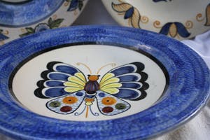 Niet of onleesbaar gesigneerd - Drie Prachtige Keramische Zeer Oude Borden gemaakt in Talaverda (Spanje) en Ver kopen? Bied vanaf 1!