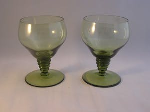 Niet of onleesbaar gesigneerd - Twee groene art deco 'Rijnwijn' glazen kopen? Bied vanaf 10!