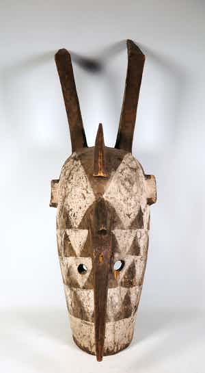 Niet of onleesbaar gesigneerd - Groot houten masker met hoorns verkocht voor € 1!