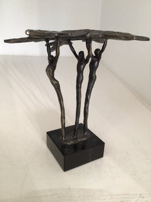 Corry Ammerlaan - Sculptuur “ Samen de schouders er onder “ kopen? Bied vanaf 35!