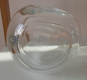 Niet of onleesbaar gesigneerd - Dikwandige vrij gevormde blank glazen vaas Fragile van JDC kopen? Bied vanaf 10!