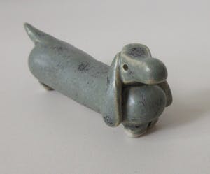 Niet of onleesbaar gesigneerd - Twee keramische teckels kopen? Bied vanaf 1!