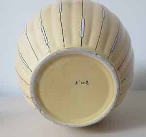 Plateelbakkerij Tiko - Grote eiergele platelen dekselvaas met lineair decor kopen? Bied vanaf 65!